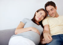 pregnant-couple-holding-hands_ygzder